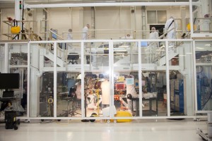 Инженеры работают над отсеком для экипажа в чистой комнате Kennedy Space Center